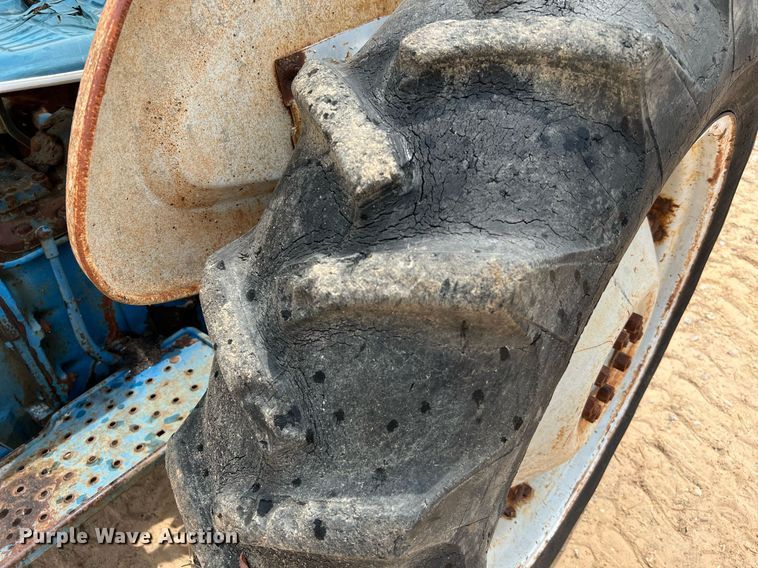 image for item LF9476 Ford 2000  tractor