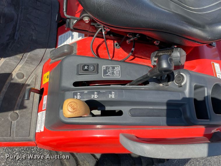 image for item LV9801 2022 Kioti CS25205  MFWD tractor