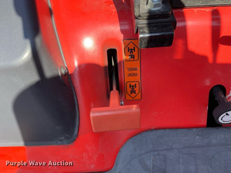 image for item LV9801 2022 Kioti CS25205  MFWD tractor