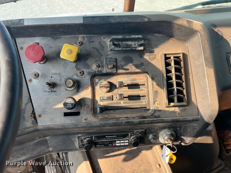 image for item MG9427 1992 White GMC WCM  grain truck