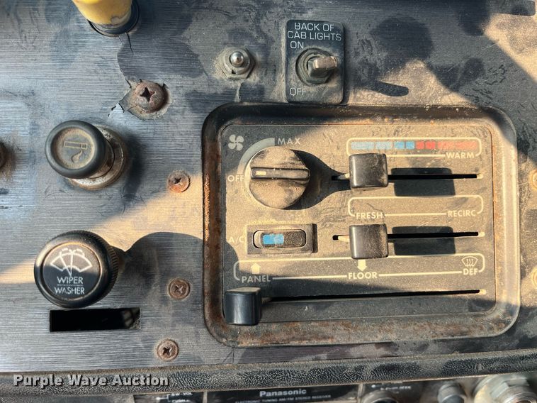 image for item MG9427 1992 White GMC WCM  grain truck