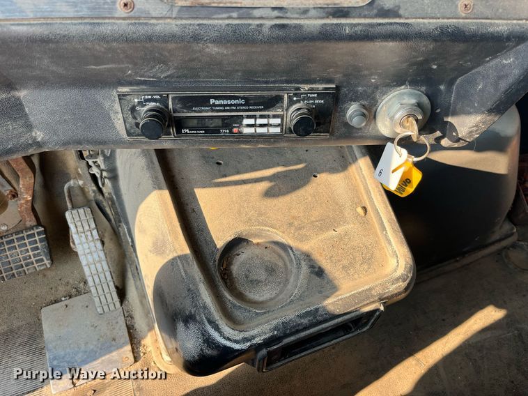 image for item MG9427 1992 White GMC WCM  grain truck