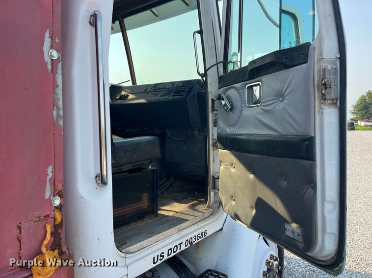 image for item MG9427 1992 White GMC WCM  grain truck