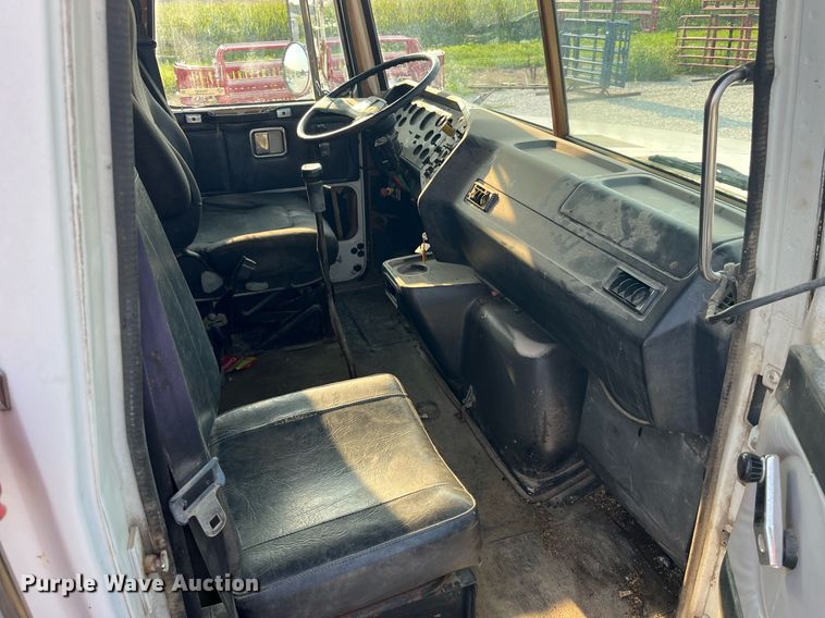 image for item MG9427 1992 White GMC WCM  grain truck