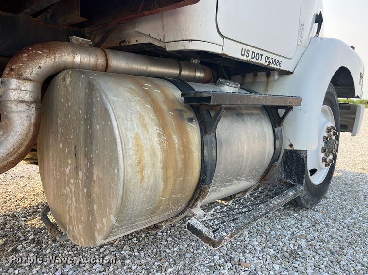 image for item MG9427 1992 White GMC WCM  grain truck