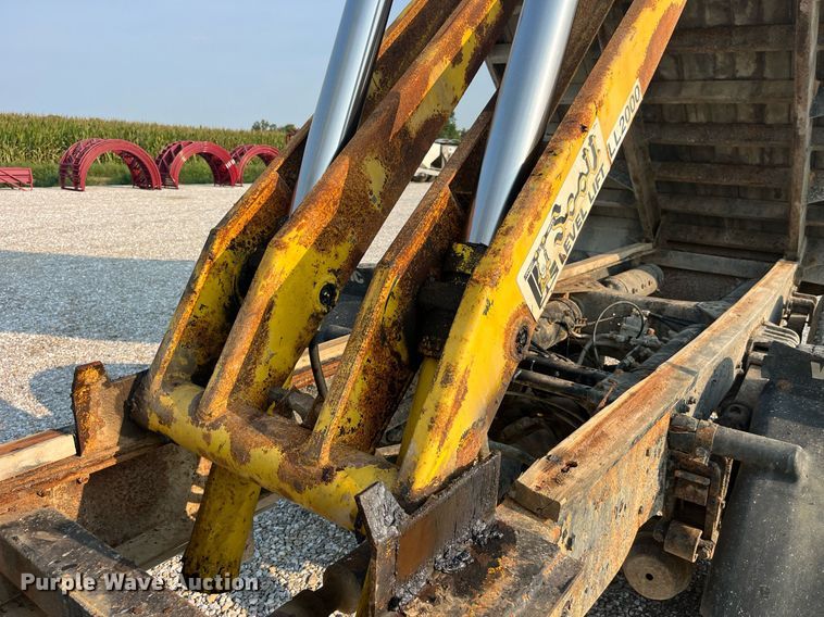 image for item MG9427 1992 White GMC WCM  grain truck