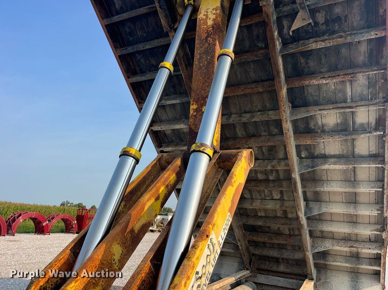 image for item MG9427 1992 White GMC WCM  grain truck