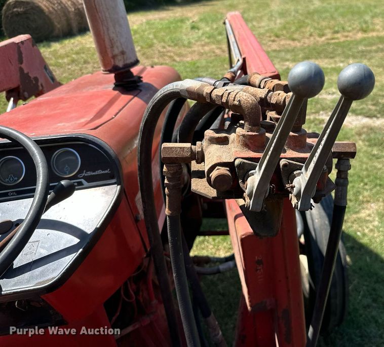 image for item ML9263 1973 International 454  MFWD tractor