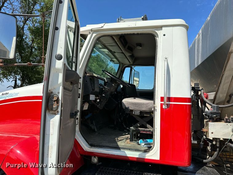 image for item ML9268 2000 International Turbo Easy Rider  applicator truck