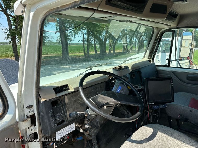 image for item ML9268 2000 International Turbo Easy Rider  applicator truck