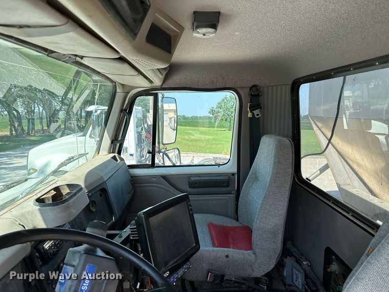 image for item ML9268 2000 International Turbo Easy Rider  applicator truck