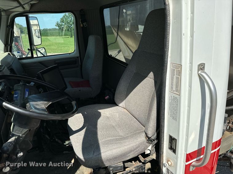 image for item ML9268 2000 International Turbo Easy Rider  applicator truck