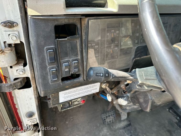 image for item ML9268 2000 International Turbo Easy Rider  applicator truck