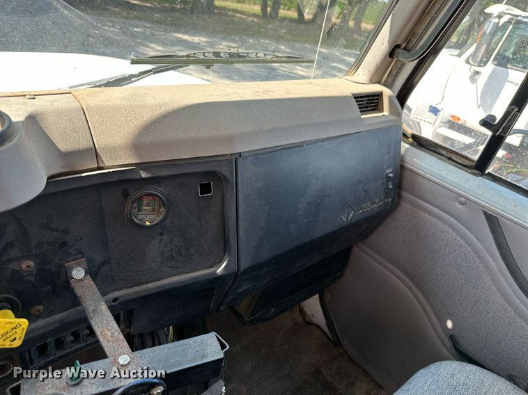 image for item ML9268 2000 International Turbo Easy Rider  applicator truck