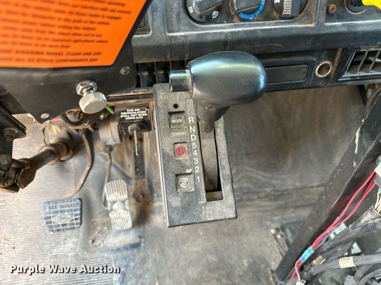 image for item ML9268 2000 International Turbo Easy Rider  applicator truck