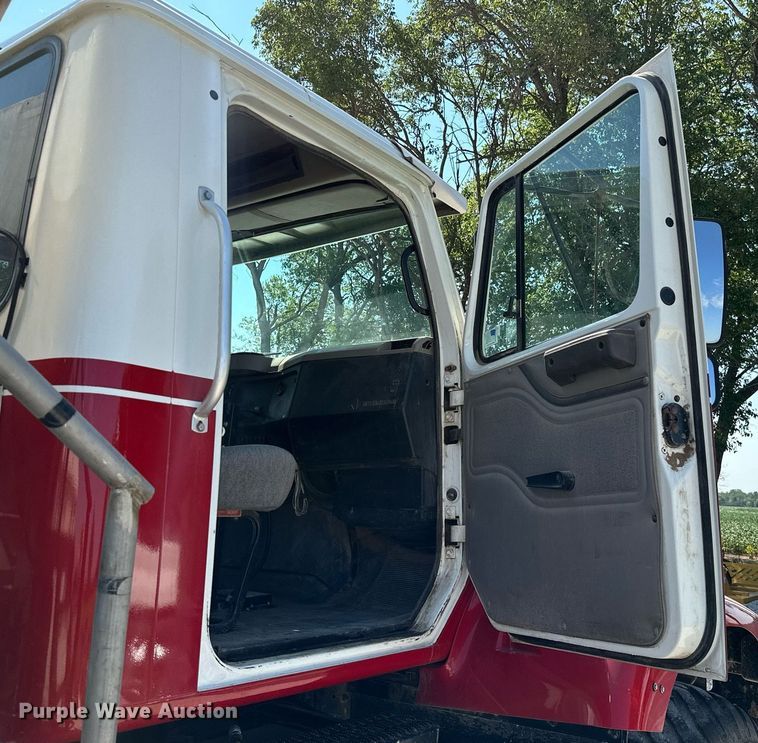 image for item ML9268 2000 International Turbo Easy Rider  applicator truck