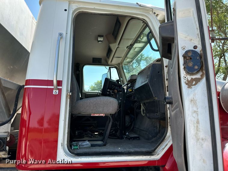 image for item ML9268 2000 International Turbo Easy Rider  applicator truck