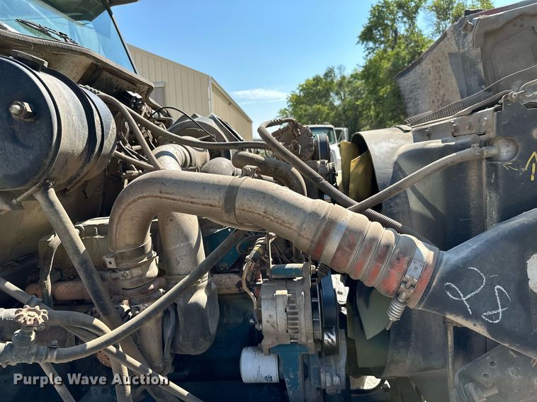 image for item ML9268 2000 International Turbo Easy Rider  applicator truck