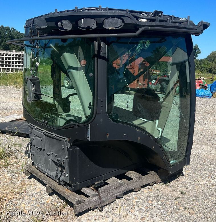 image for item NA9164 John Deere 9410R  tractor cab