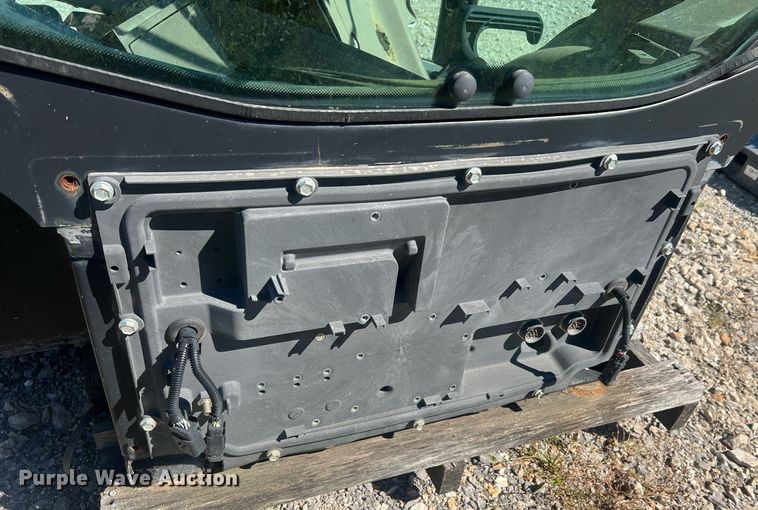 image for item NA9164 John Deere 9410R  tractor cab