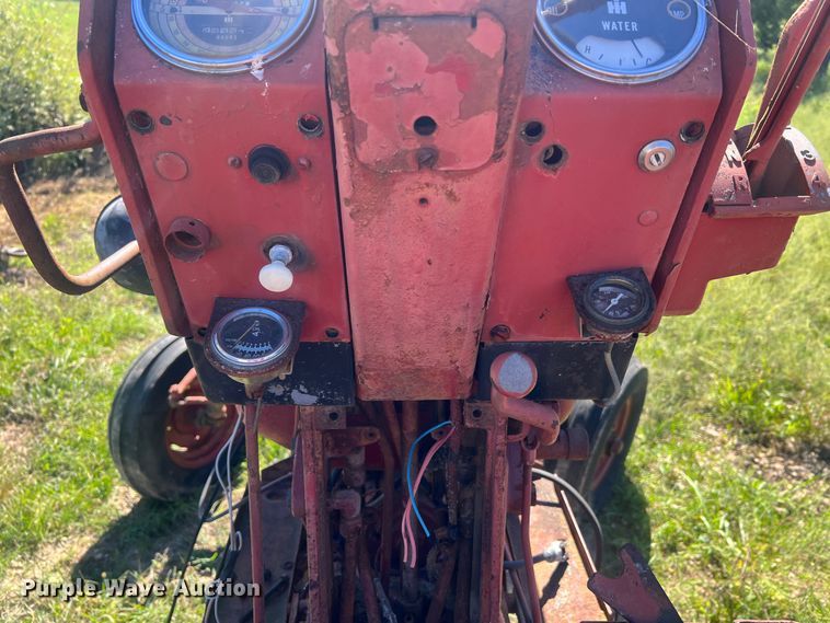 image for item NA9165 1964 International Harvester F806  tractor