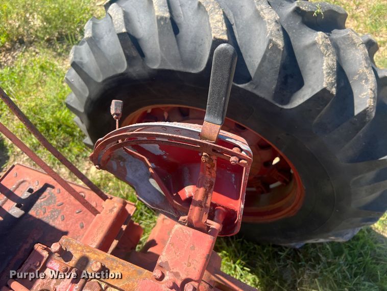 image for item NA9165 1964 International Harvester F806  tractor