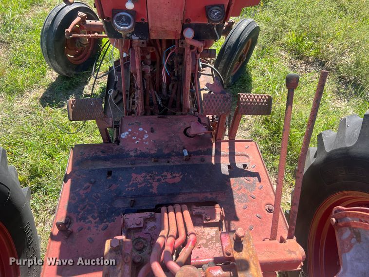 image for item NA9165 1964 International Harvester F806  tractor