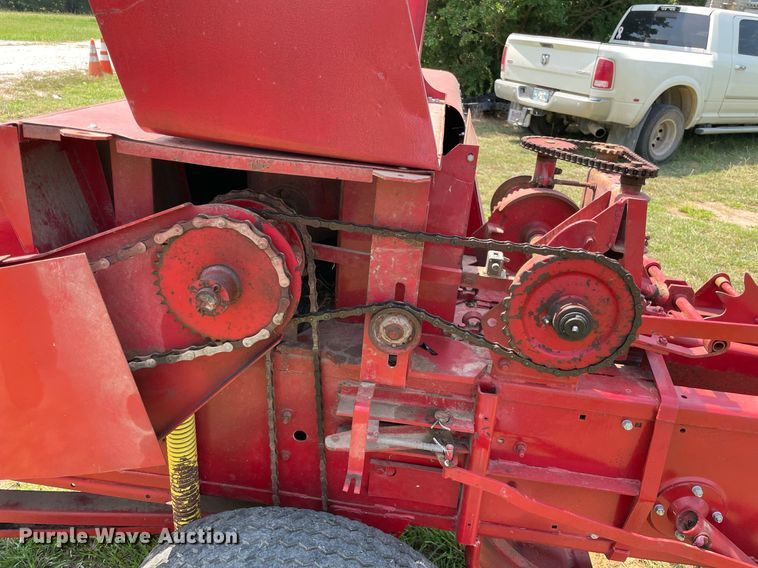image for item NT9524 New Holland Hayliner 271  small square baler
