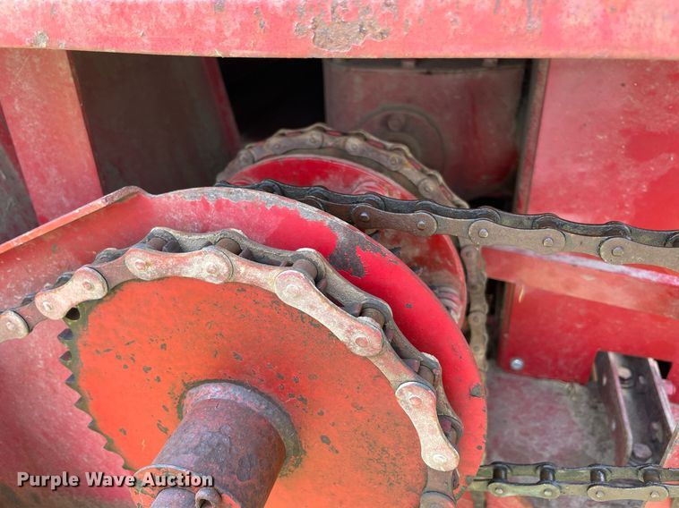 image for item NT9524 New Holland Hayliner 271  small square baler