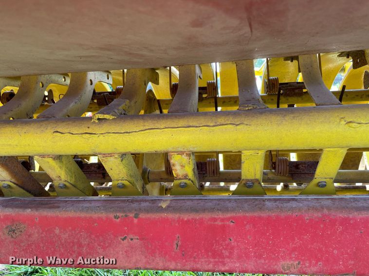 image for item NT9524 New Holland Hayliner 271  small square baler