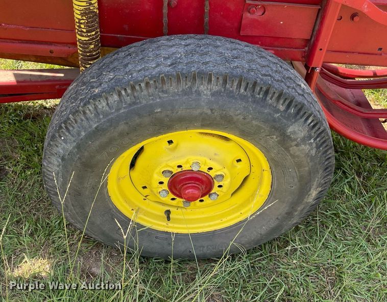 image for item NT9524 New Holland Hayliner 271  small square baler