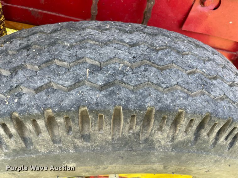 image for item NT9524 New Holland Hayliner 271  small square baler