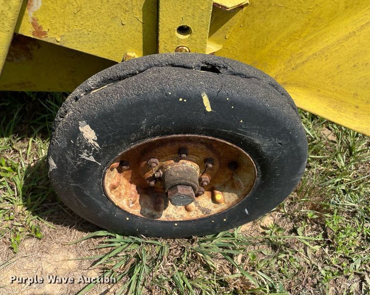 image for item NT9524 New Holland Hayliner 271  small square baler