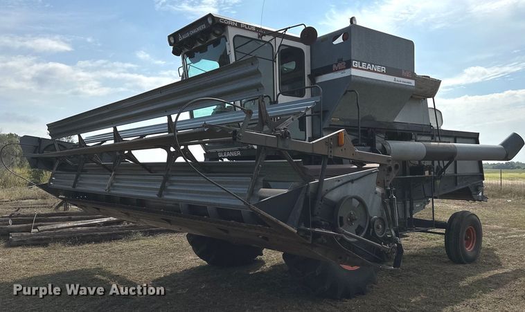 image for item NX9724 1981 Gleaner M2  combine