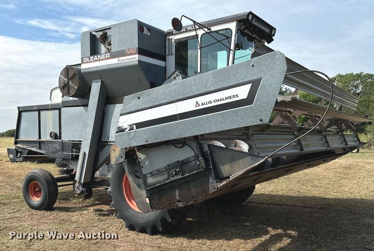 image for item NX9724 1981 Gleaner M2  combine