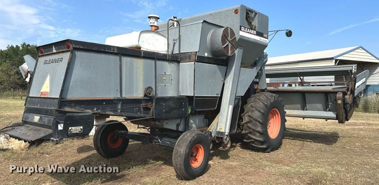 image for item NX9724 1981 Gleaner M2  combine