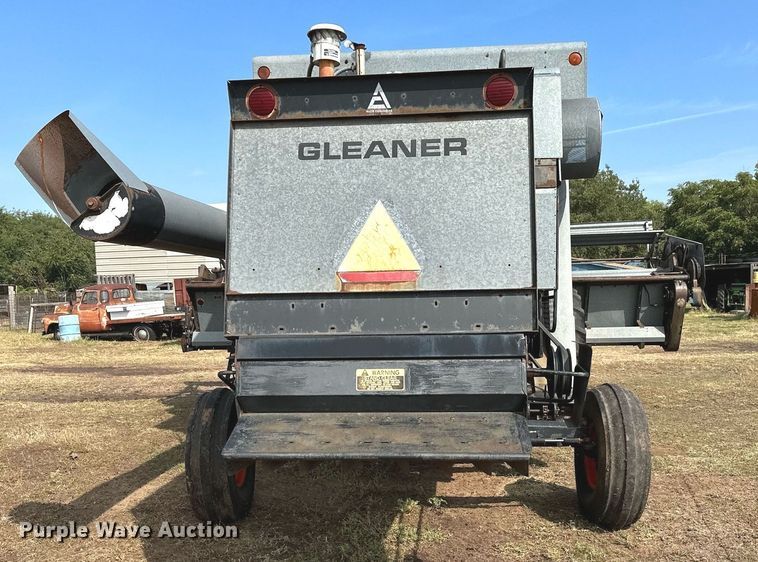 image for item NX9724 1981 Gleaner M2  combine