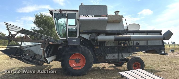 image for item NX9724 1981 Gleaner M2  combine