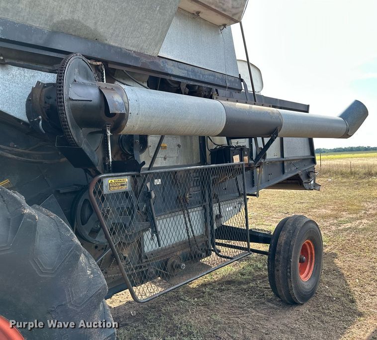 image for item NX9724 1981 Gleaner M2  combine