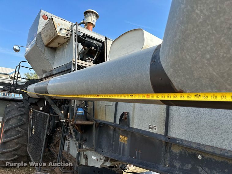 image for item NX9724 1981 Gleaner M2  combine