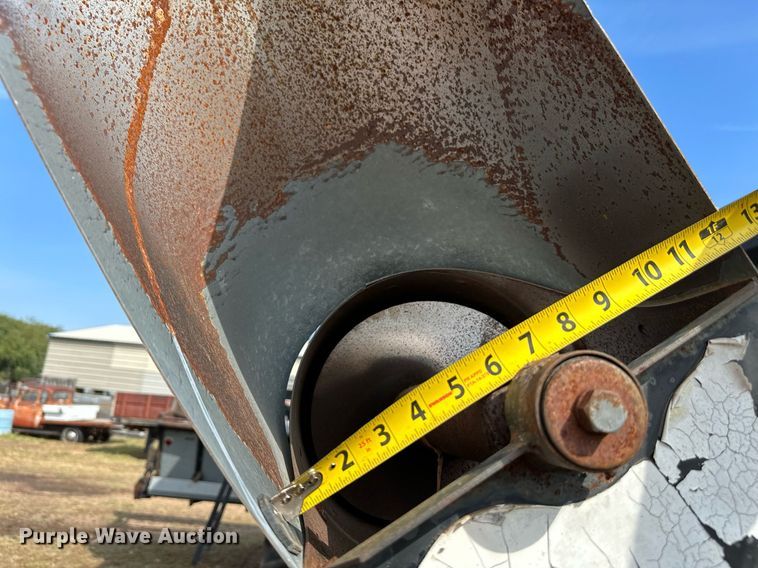 image for item NX9724 1981 Gleaner M2  combine