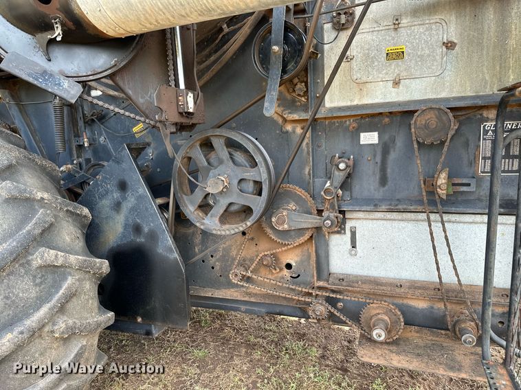 image for item NX9724 1981 Gleaner M2  combine