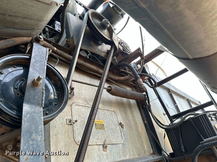 image for item NX9724 1981 Gleaner M2  combine