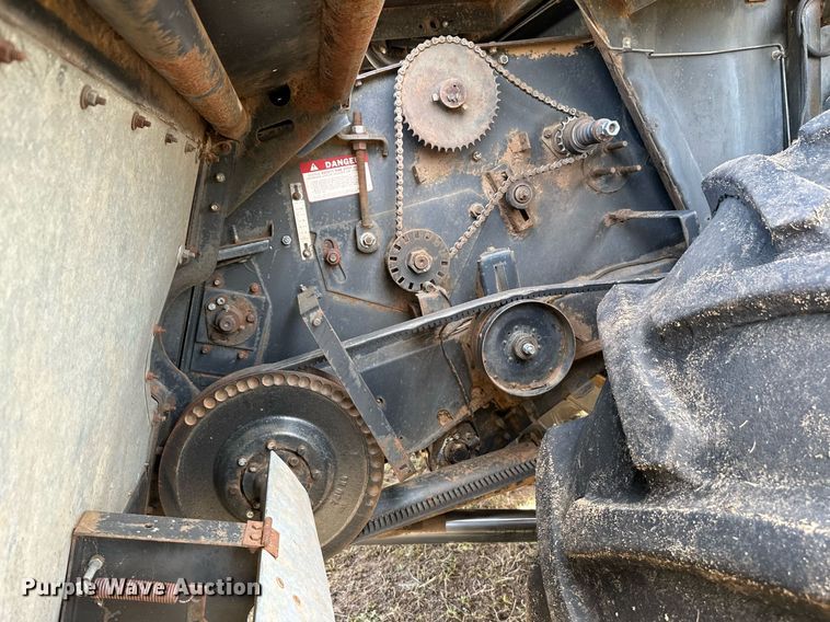 image for item NX9724 1981 Gleaner M2  combine