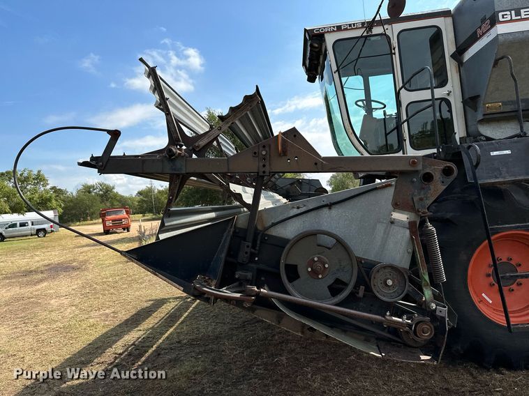 image for item NX9724 1981 Gleaner M2  combine