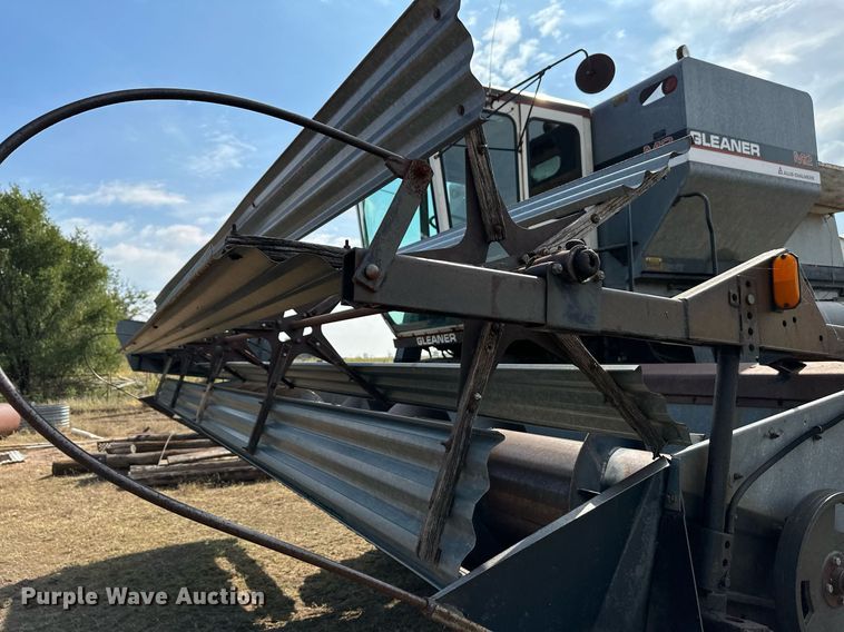 image for item NX9724 1981 Gleaner M2  combine