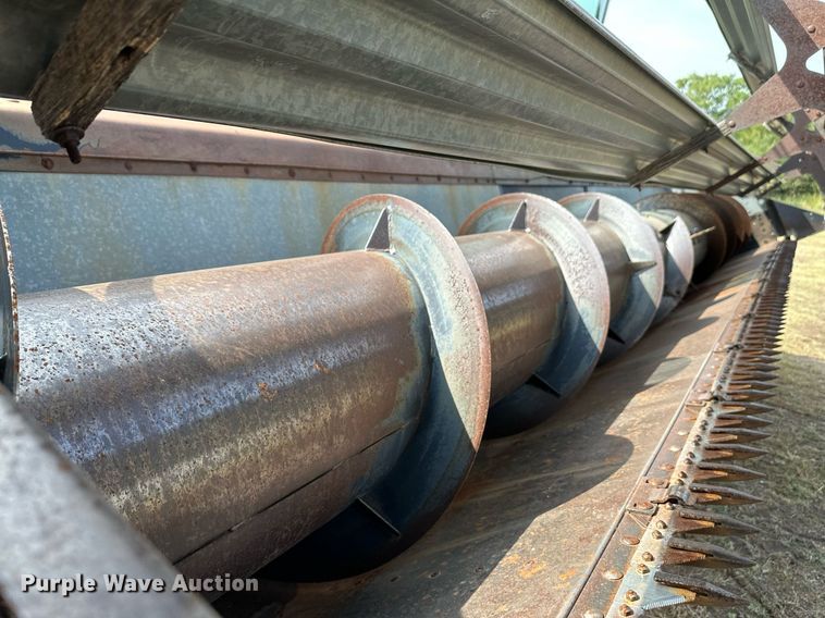 image for item NX9724 1981 Gleaner M2  combine