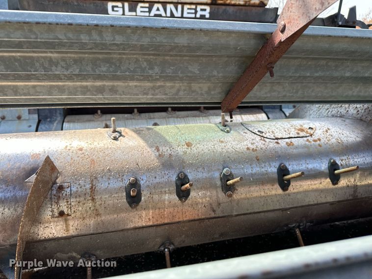 image for item NX9724 1981 Gleaner M2  combine