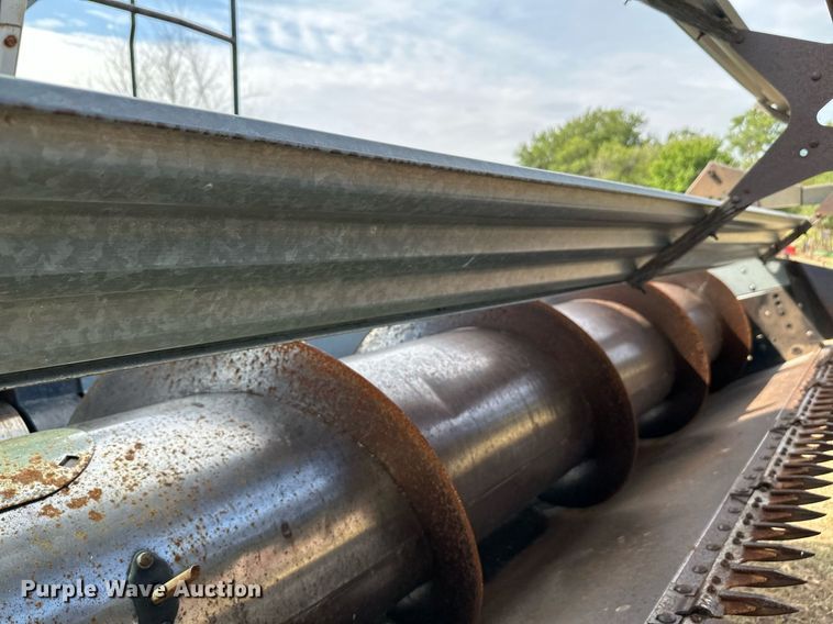 image for item NX9724 1981 Gleaner M2  combine