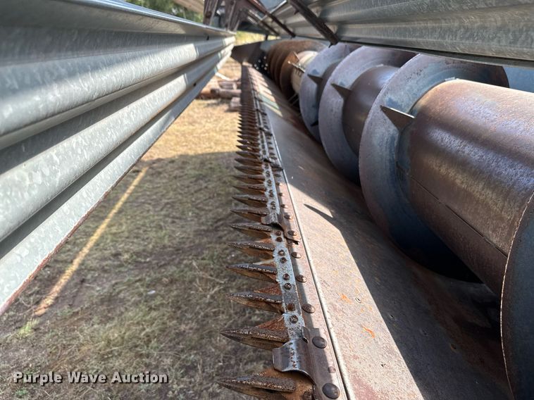 image for item NX9724 1981 Gleaner M2  combine